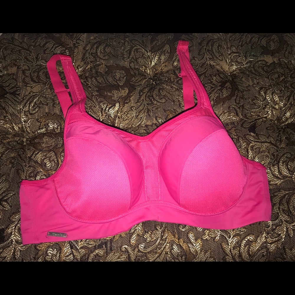 Chantelle High Impact sport bra w adjustable strap